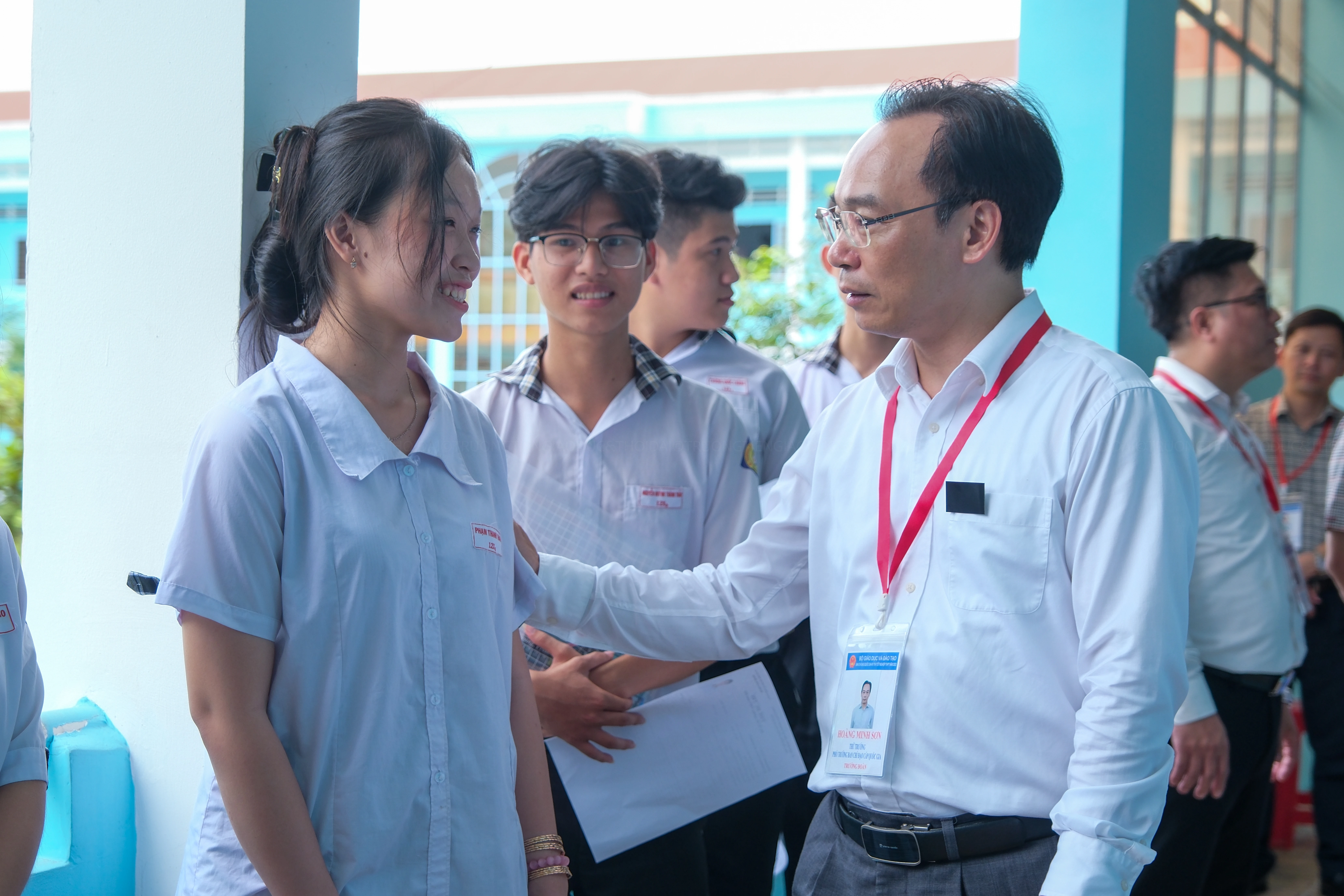 Thứ trưởng động viên thí sinh tại điểm thi Trường THPT Phạm Hùng, Long Hồ (Vĩnh Long).