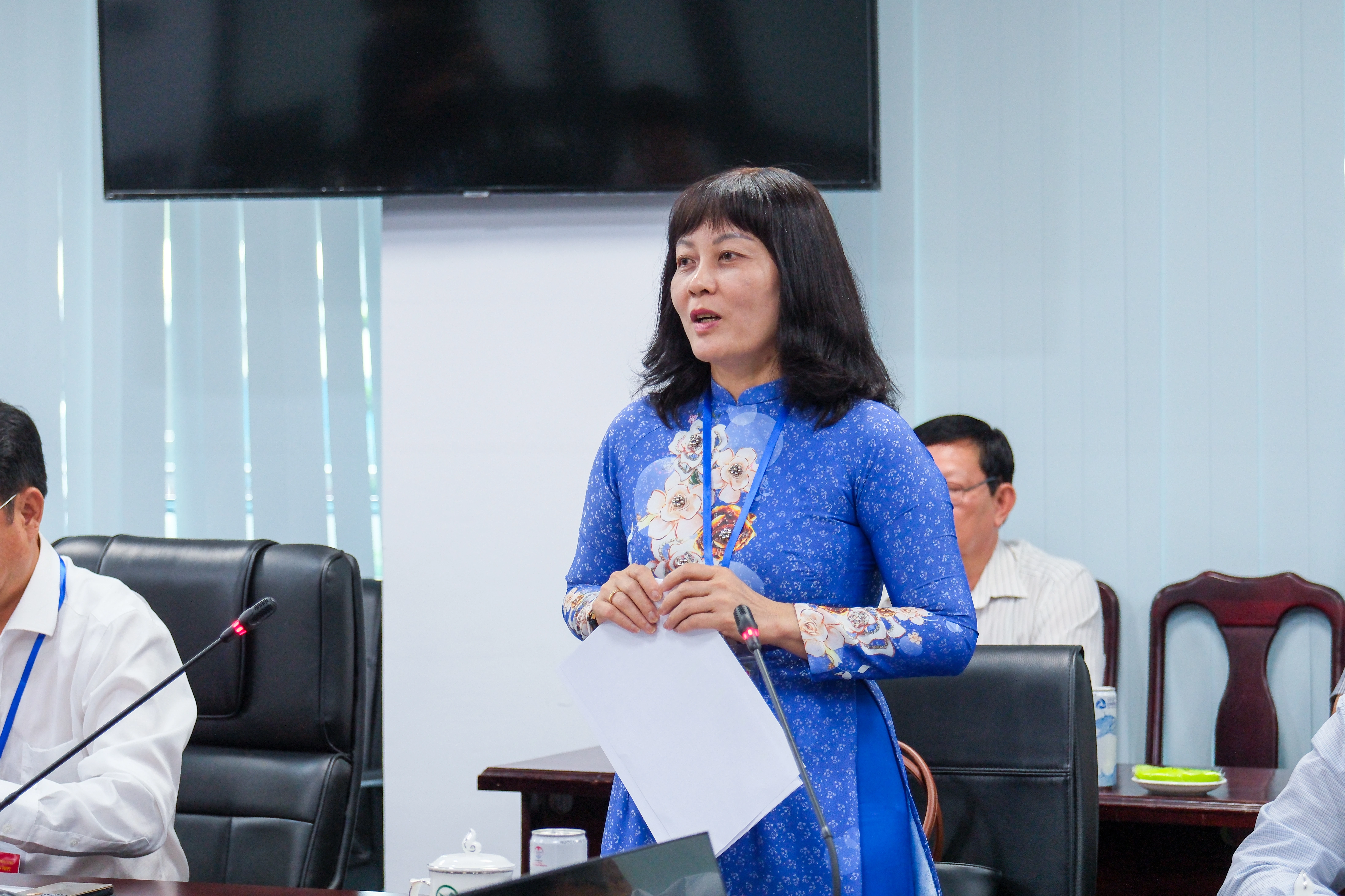 Bà Trương Thanh Nhuận, Giám đốc Sở GD&amp;ĐT tỉnh Vĩnh Long báo cáo tại buổi làm việc.