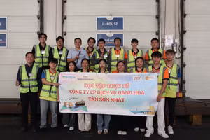 TS Lý Thành Tiến (ngoài cùng bên trái) cùng sinh viên Khoa Quản trị Kinh doanh trong một chuyến thực tập tại doanh nghiệp. Ảnh: Phan Hải