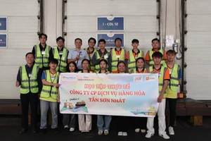 TS Lý Thành Tiến (ngoài cùng bên trái) cùng sinh viên Khoa Quản trị Kinh doanh trong một chuyến thực tập tại doanh nghiệp. Ảnh: Phan Hải