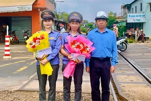 Hai nữ nhân viên nhận hoa khen thưởng từ Công ty CP Đường sắt Sài Gòn.