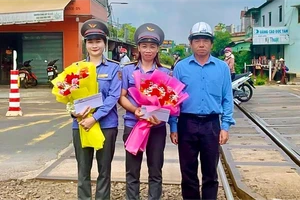 Hai nữ nhân viên nhận hoa khen thưởng từ Công ty CP Đường sắt Sài Gòn.