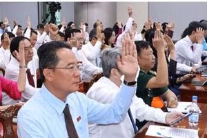 Các đại biểu biểu quyết thông qua các nghị quyết của kỳ họp