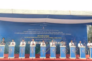 Đại biểu cắt băng khởi công dự án mở rộng tuyến cao tốc TPHCM - Long Thành.