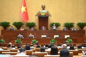 Toàn cảnh Phiên họp sáng 16/6. 