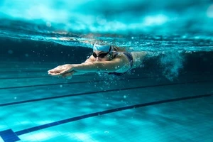 Việc bơi lội thường xuyên có thể giúp tăng tuổi thọ. Ảnh: INT.