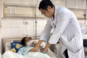 Bác sĩ khám lại cho bệnh nhân sau phẫu thuật. Ảnh: BVCC. 