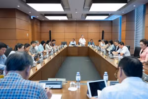 Các đại biểu thảo luận ở tổ chiều 22/10. 