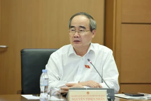 Đại biểu Nguyễn Thiện Nhân, Đoàn ĐBQH TPHCM, nguyên Uỷ viên Bộ Chính trị, nguyên Bí thư Thành uỷ TP.HCM, nguyên Bộ trưởng Bộ Giáo dục và Đào tạo.