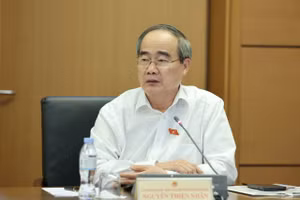 Đại biểu Nguyễn Thiện Nhân, Đoàn ĐBQH TPHCM, nguyên Uỷ viên Bộ Chính trị, nguyên Bí thư Thành uỷ TP.HCM, nguyên Bộ trưởng Bộ Giáo dục và Đào tạo. 