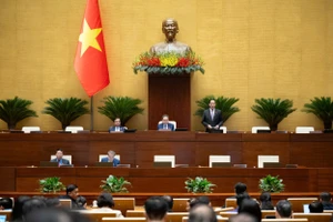 Trước đó, ngày 24/10, trong phiên họp buổi sáng, Quốc hội họp phiên toàn thể tại Hội trường.