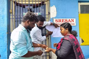 Bên ngoài nhà máy dược phẩm Sresan - nơi sản xuất siro ho có liên quan đến cái chết của nhiều trẻ em ở Ấn Độ. 