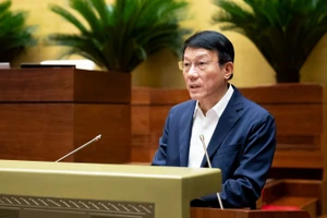 Đại tướng Lương Tam Quang, Uỷ viên Bộ Chính trị, Bộ trưởng Bộ Công an trình bày Tờ trình.