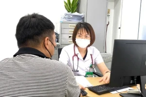 Bác sĩ tư vấn cho bệnh nhân.