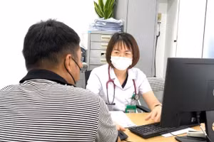 Bác sĩ tư vấn cho bệnh nhân.