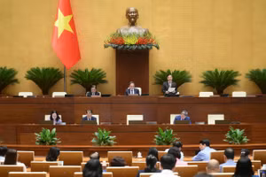 Phó Chủ tịch Quốc hội Nguyễn Khắc Định điều hành nội dung phiên thảo luận ngày 23/6. 