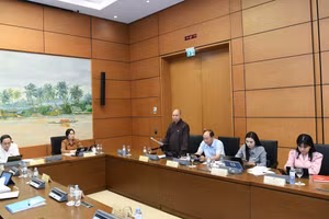 Các đại biểu Quốc hội thảo luận tổ chiều 23/10. 