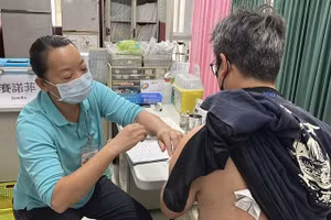Người dân Đài Loan tiêm vắc-xin cúm. 