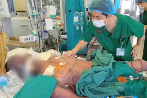 Bệnh nhân nhập viện trong tình trạng sốc nhiễm khuẩn, xuất hiện ban xuất huyết hoại tử lan rộng toàn thân. Ảnh: BVCC.