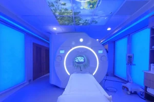 Theo quy định an toàn, bệnh nhân khi chụp MRI không được mang trên người bất kỳ vật dụng kim loại nào.