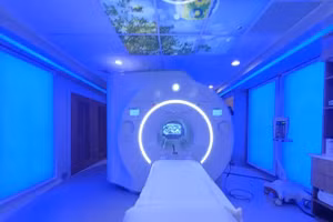 Theo quy định an toàn, bệnh nhân khi chụp MRI không được mang trên người bất kỳ vật dụng kim loại nào. 