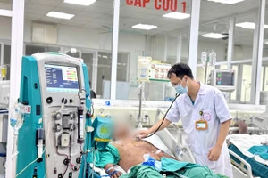 Bệnh nhân đang được hồi sức tích cực, lọc máu, thở máy và theo dõi chặt chẽ các chỉ số huyết động, đông máu. Ảnh: BVCC. 