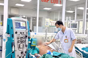 Bệnh nhân đang được hồi sức tích cực, lọc máu, thở máy và theo dõi chặt chẽ các chỉ số huyết động, đông máu. Ảnh: BVCC. 