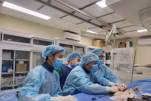 Kíp bác sĩ BVĐK tỉnh Hà Giang thực hiện kỹ thuật ngày 5/6. Ảnh: BVCC.