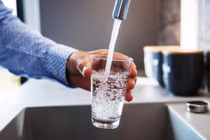 Ngộ độc nước là khi cơ thể nạp vào nhiều nước hơn mức cần thiết và gây mất cân bằng hóa học mà không thể tự đào thải ra ngoài. Ảnh minh hoạ. 