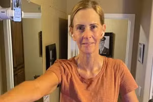 Tuổi sinh học của bà Amy Hardison là 48. 