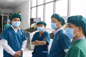 PGS.TS Trần Đình Thơ dẫn đầu đoàn công tác khảo sát thực tế tại các khoa, phòng thuộc Bệnh viện Đa khoa tỉnh Bắc Giang. Ảnh: BVCC. 