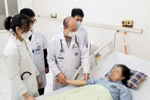 Ca bệnh viêm màng não do não mô cầu được điều trị thành công tại Viện Y học Nhiệt đới - Bệnh viện Bạch Mai. Ảnh: BVCC. 