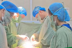 Các bác sĩ đã lấy thành công khối u, không gây tổn thương tạng lân cận hay mất máu nhiều. Ảnh: BVCC. 