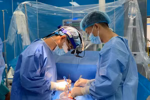 Trẻ được chỉ định phẫu thuật tim hở vá thông liên thất. Ảnh: BVCC. 