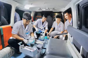 Sở Y tế Quảng Ninh đã bố trí nhân viên y tế hỗ trợ chăm sóc toàn diện với các trường hợp chưa có người thân đến cùng.