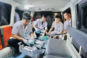Sở Y tế Quảng Ninh đã bố trí nhân viên y tế hỗ trợ chăm sóc toàn diện với các trường hợp chưa có người thân đến cùng.