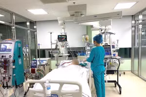 Bệnh nhân được chuyển đến Bệnh viện Trung ương Quân đội 108 trong tình trạng suy hô hấp nặng, phải thở máy. Ảnh: BVCC. 