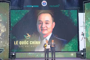 TTƯT.GS.TS Trần Văn Thuấn - Thứ trưởng Bộ Y tế - Chủ tịch Hội đồng Y khoa Quốc gia, Trưởng Ban Chỉ đạo cuộc thi trao giải Đặc biệt cho ứng viên Lê Quốc Chính.