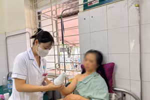 Sau khi tỉnh, bệnh nhân được chuyển về khoa theo dõi chăm sóc và điều trị tiếp. Ảnh: BVCC. 