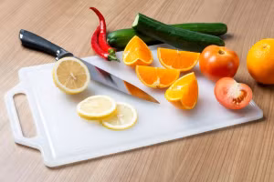 Thớt nhựa có thể giải phóng vi nhựa vào thức ăn.