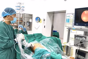 Bệnh nhân được tiến hành nội soi tán sỏi thận qua da. Ảnh: BVCC. 