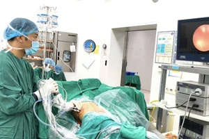 Bệnh nhân được tiến hành nội soi tán sỏi thận qua da. Ảnh: BVCC. 