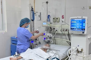 Bệnh nhi tiếp tục được hỗ trợ bằng máy thở, theo dõi và chăm sóc tích cực. Ảnh: BVCC.