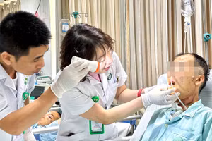 Bác sĩ thăm khám cho bệnh nhân. Ảnh: BVCC. 