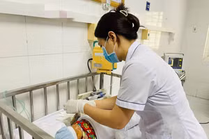 Trẻ được theo dõi chăm sóc tích cực tại khoa Nhi. Ảnh: BVCC. 