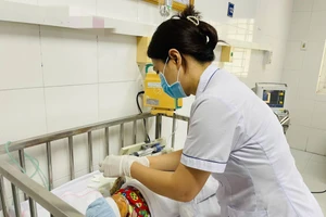 Trẻ được theo dõi chăm sóc tích cực tại khoa Nhi. Ảnh: BVCC.
