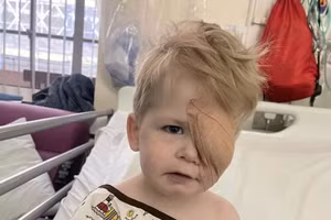 Sidney được chẩn đoán mắc bệnh u nguyên bào võng mạc. 