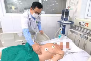 Người bệnh đang được điều trị tích cực, thở máy, sử dụng kháng sinh và thuốc diệt ký sinh trùng. Ảnh: BVCC. 