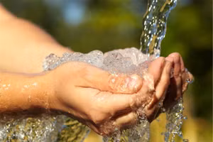 Trước đây, tình trạng thiếu nước sạch và vệ sinh kém là một thách thức lớn ảnh hưởng đến sự phát triển ổn định, nguy cơ dịch bệnh bùng phát khó kiểm soát. Ảnh minh hoạ. 