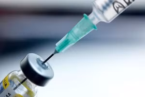 Để phòng bệnh, người dân cần tiêm đủ các loại vắc - xin theo đúng lịch. Ảnh minh hoạ. 